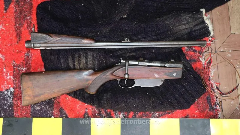 Arme şi muniţie, descoperite de poliţiştii de frontieră în urma unor percheziţii domiciliare - FOTO: Poliția de Frontieră
