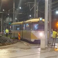 Cum a pus „Dorel” liniile noi de tramvai pe un bulevard? Tramvaiul nu încape, lovește stâlpii - Foto: opiniatimisoarei.ro