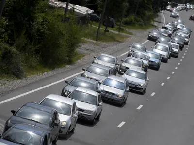 Trafic intens pe Valea Prahovei şi pe autostrăzile Bucureşti - Piteşti şi Bucureşti - Constanţa - FOTO: Inquam Photos / Alex Nicodim