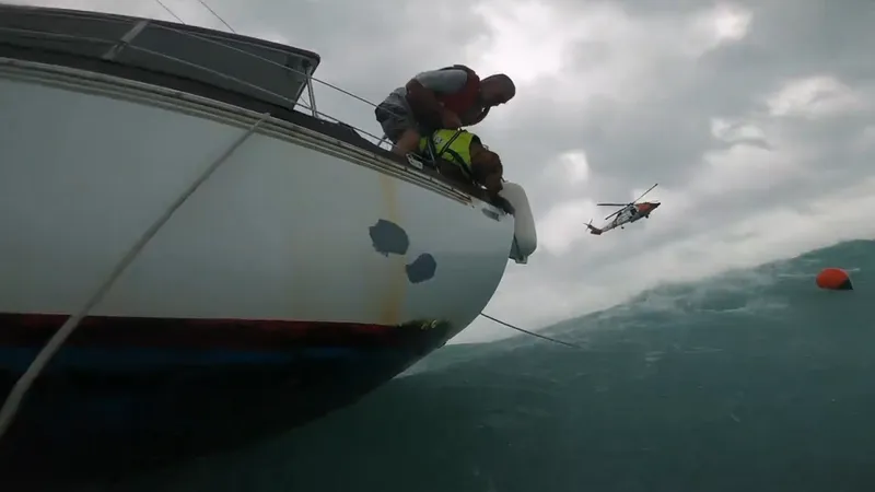VIDEO Un bărbat și câinele său, salvați spectaculos din ocean. Barca le-a fost răsturnată de uragan - Foto: captură video