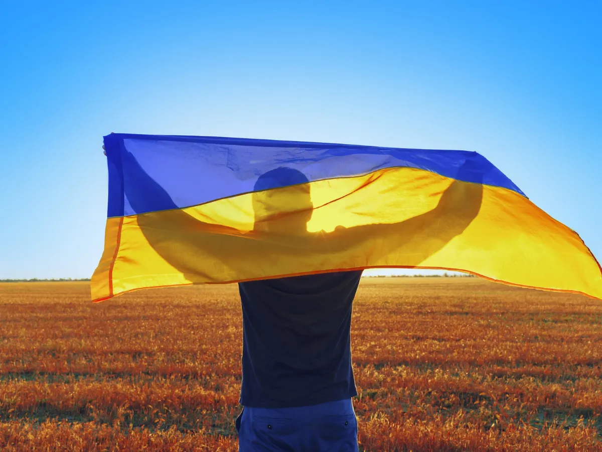 Bărbat care ține steagul Ucrainei în spate - Foto: Freepik (rol ilustrativ)