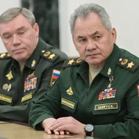 Valeri Gherasimov (în plan secund) alături de ministrul rus al apărării Serghei Șoigu - Foto: Profimedia Images