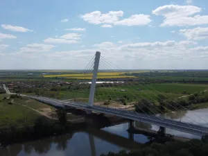 Un pod de 33.000.000€ peste Mureș nu poate fi deschis. S-a torsionat, are probleme structurale grave - Foto: aradon.ro