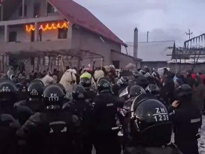 Ruginoasa, 31 decembrie 2025. Jandarmii ţin sub control manifestările violente - Foto: Facebook/captură Reflextor Bacău