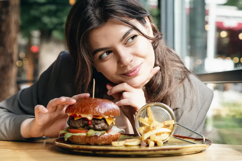 Burger - Foto: Freepik (Imagine cu rol ilustrativ)