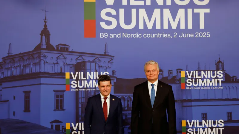 Președintele Lituaniei, Gitanas Nauseda, îl întâmpină pe președintele României, Nicușor Dan, la Summitul de la Vilnius - Foto: Profimedia Images