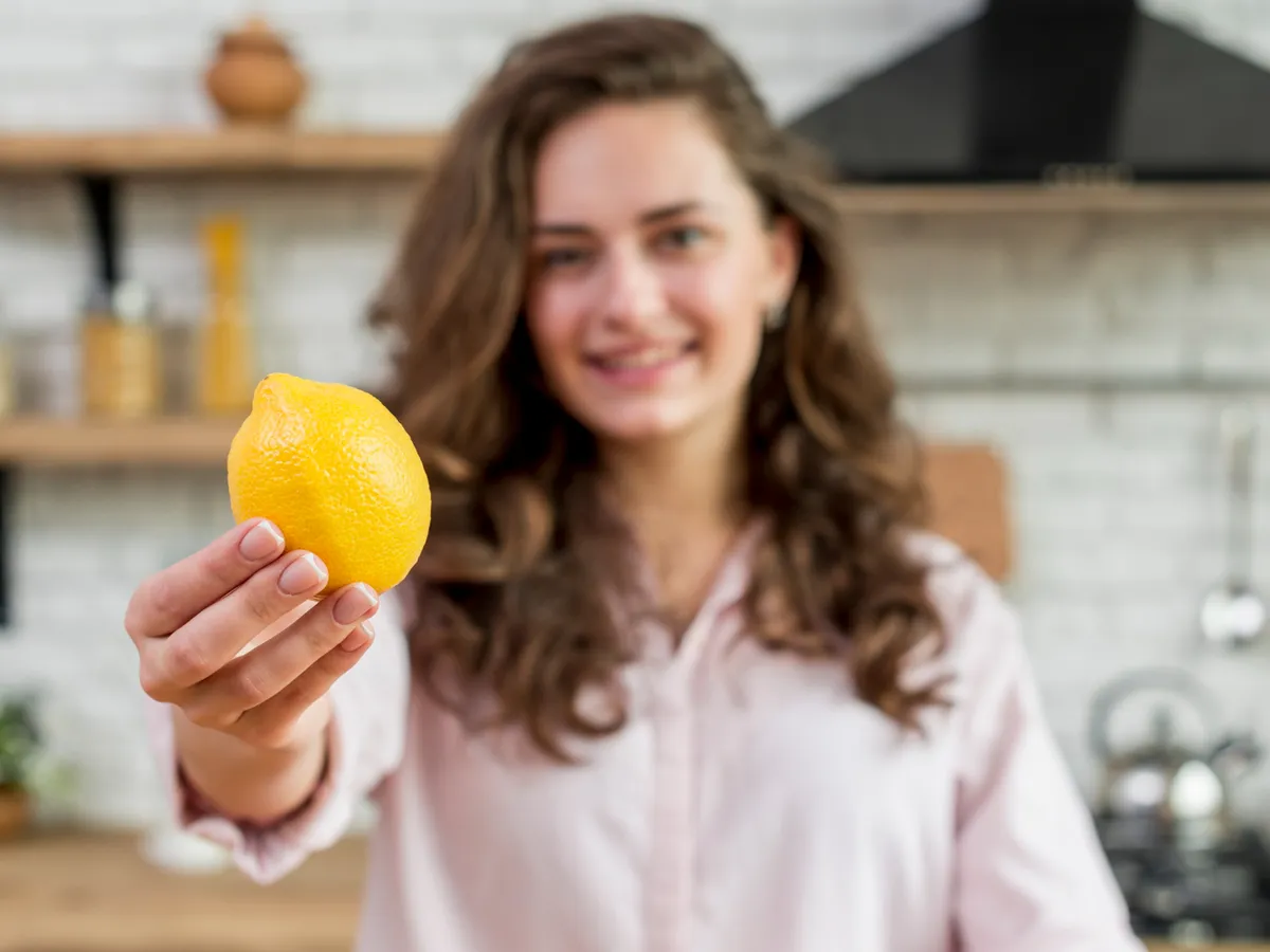 Metoda prin care lămâile rămân proaspete 40 de zile. Ai nevoie doar de un borcan sigilat și apă - Foto: Freepik (Imagine cu rol ilustrativ)