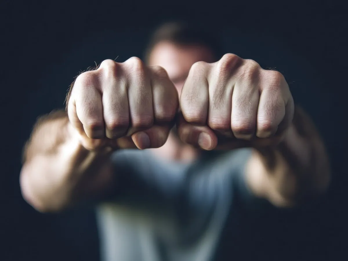 Un bărbat de 48 de ani și-a bătut iubita de 39 ani și i-a spart geamurile mașinii. Ce a pățit?