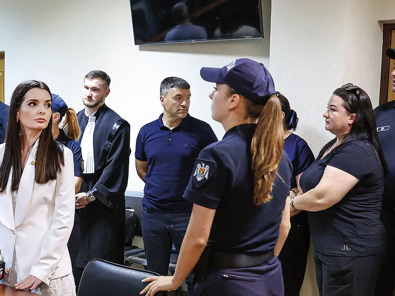 Guvernatoarea pro-rusă a regiunii Găgăuzia, Evghenia Guțul (stânga), privește ofițerii de poliție care intră în instanță pentru a o duce la închisoare, după pronunțarea sentinței de 7 ani închisoare  - Foto: Profimedia Images