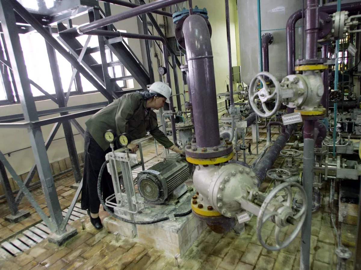 Muncitoare din Rusia verifică echipamentele din interiorul centralei nucleare Bushehr - Foto: Profimedia Images (imagine cu rol ilustrativ)