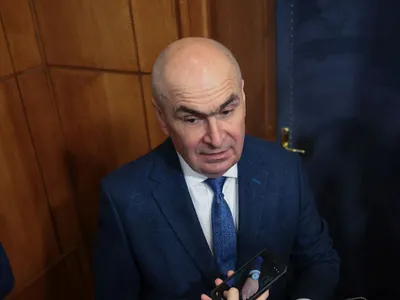 Prim-ministrul Ilie Bolojan vorbeşte cu presa,  după conferinţa de presă - Foto: INQUAM PHOTOS/George Călin