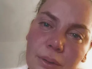 A anunțat că tatăl ei, care a bătut-o ani la rând și a dus-o în pragul sinuciderii, a murit: ”Un doliu complicat”