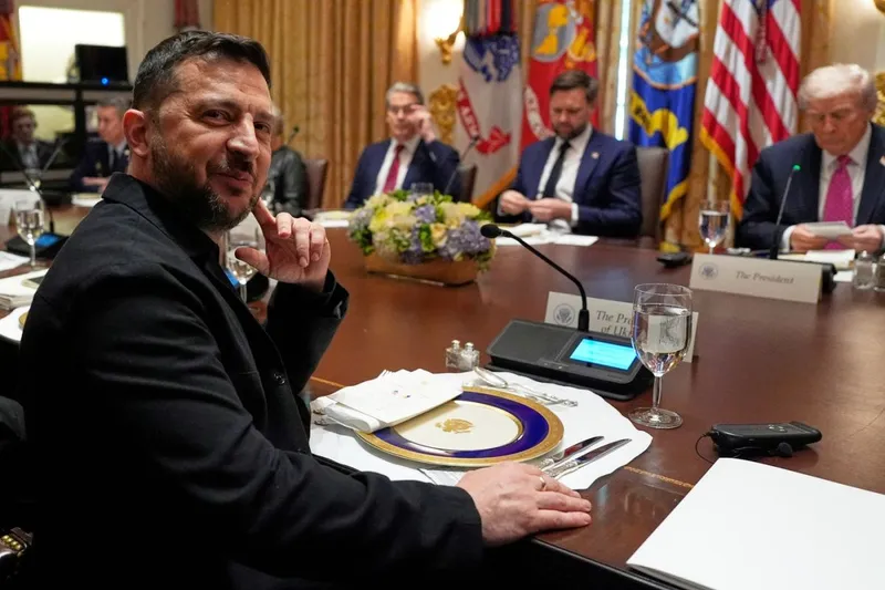Volodimir Zelenski, la discuţia protocolară de dinainte ede cina cu Donald Trump, de la Casa Albă - Foto: Profimedia Images