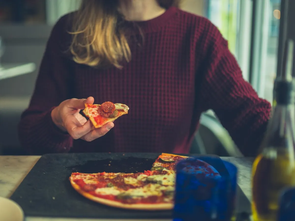 De unde vine poftă de pizza sau cartofi prăjiți după ce bei alcool? Medic: Corpul strigă după ajutor - Foto: Profimedia images