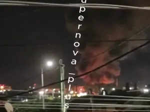 Rafinărie Lukoil în flăcări, după un atac cu drone lângă stațiunea-litoral preferată de Putin - Foto: X/ @LXSummer1