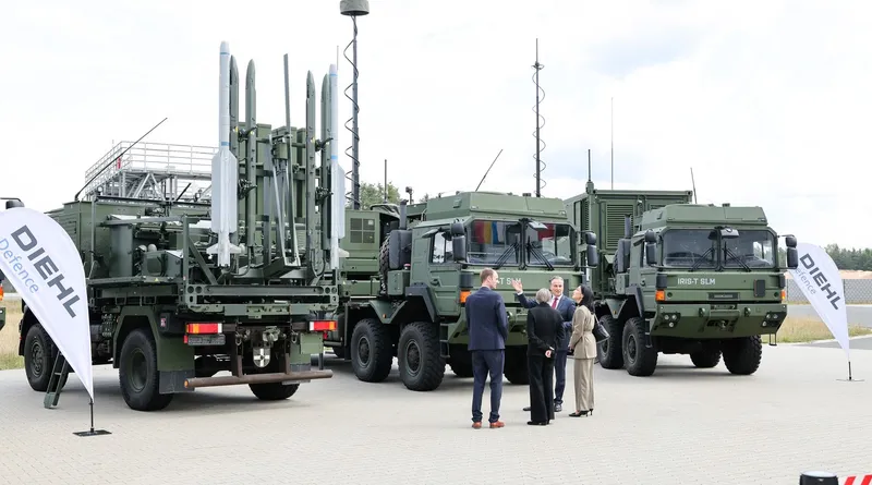 Ministrul federal al Economiei, Katherina Reiche și Helmut Rauch, directorul general al Diehl Defence, &icirc;n fața sistemelor IRIS-T SLM - Foto: Profimedia Images