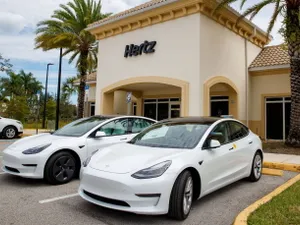 Achiziție istorică de mașini electrice: Hertz cumpără 100.000 de Tesla Model 3 pentru Rent-a-Car. / Foto: slashgear.com