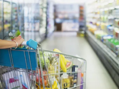 Supermarketurile ar putea fi obligate să reducă numărul de produse proprii puse în vânzare. Ce prevede un proiect de lege depus de AUR