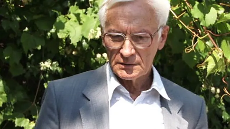 Octav Bjoza a minimizat Holocaustul, reluând teza că evreii au adus comunismul în România. Sursă imagine: ActiveNews
