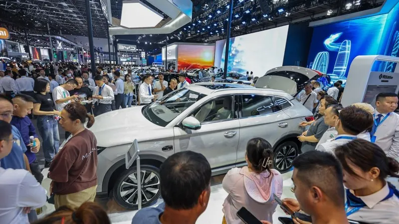 Oamenii vizitează standul BYD în timpul Expoziției Internaționale de Automobile Hainan 2025 și Haikou - Foto: Profimedia Images (Imagine cu caracter ilustrativ)