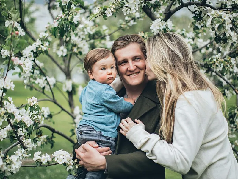 Familie fericită cu copil mic, în grădină - Foto: Pexels/Elina Fairytale