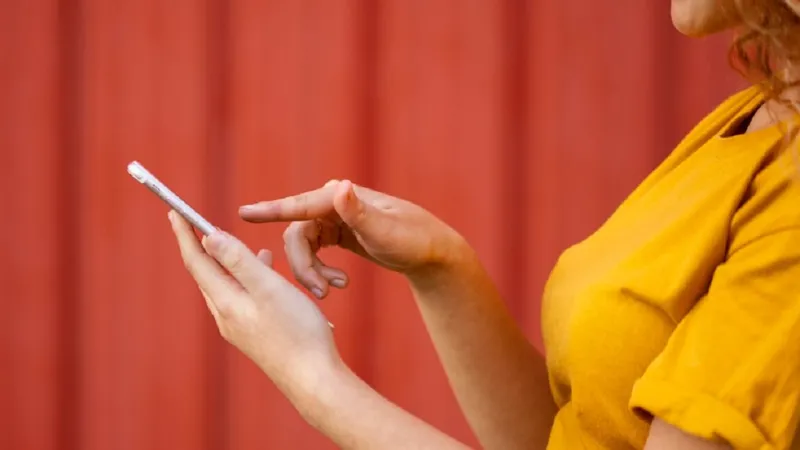 Butonul de pe telefon pe care să-l apeși atunci când pleci de acasă. Altfel datele tale sunt expuse - Foto: freepik (rol ilustrativ)