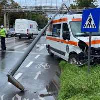 Șoferul unui Mercedes nu a dat prioritate unui ambulanțe și autospeciala a intrat într-un stâlp. / Foto: specialarad.ro