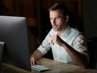 Un bărbat lucrează la calculator - Foto: Freepik (rol ilustrativ)