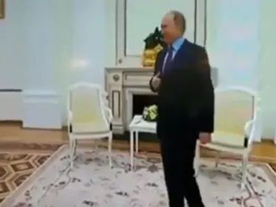 Vladimir Putin dă semne de boală la fiecare apariție publică/ Captură: RBC TV