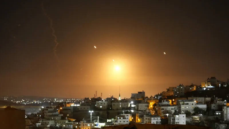 Sute de rachete balistice au fost lansate de Iran către Israel. Explozii în Tel Aviv - Foto: Profimedia Images