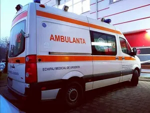 Copil rănit de tencuiala căzută de pe un bloc, în sectorul 5 al Capitalei/FOTO: Facebook/Ambulanta