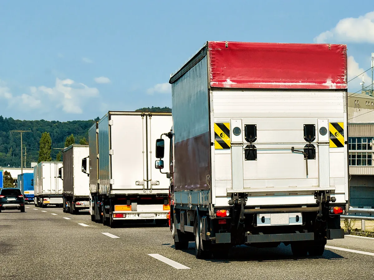 Impozit auto 2026: Pentru un camion de 12 tone plătești cât pentru o mașină mică cu motor de 2.5 litri