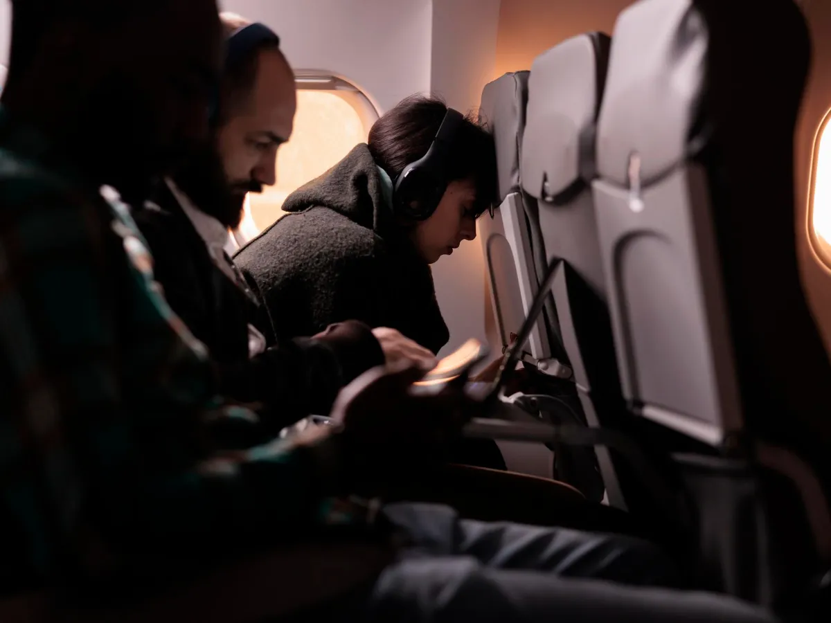 Haos pe un zbor Ryanair. Un pasager beat a făcut scandal și s-a bătut cu poliția la aterizarea în Bristol