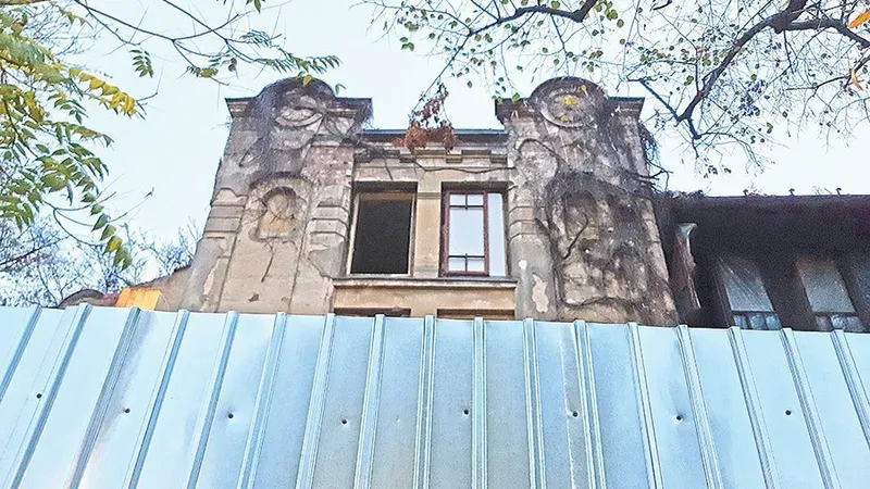Casa Hașdeu, construită de Pompiliu Eliade după o schiță a lui B.P.Hașdeu în 1907, a căzut în paragină după 1990