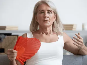Alimentul din bucătărie care ajută femeile aflate la menopauză să scape de bufeuri. O sticlă - 5 lei - Foto: Istock / imagine cu rol ilustrativ