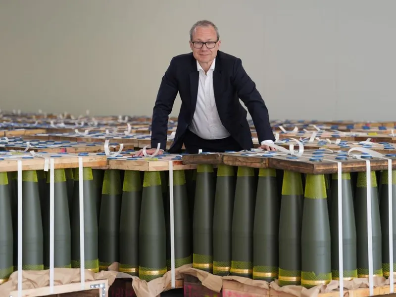 Matthias Koll, director financiar al Rheinmetall Weapon and Ammunition, stă între proiectile de artilerie de calibru 155 mm - Foto: Profimedia Images