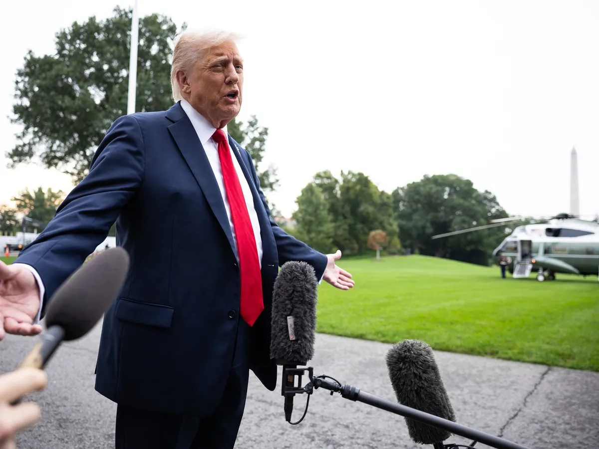 Donald Trump vorbeşte presei, în apropiere de Casa Albă - Foto: Profimedia Images