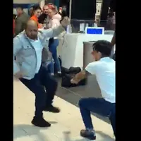 Mai mulți români s-au luat la bătaie pe aeroportul Luton din UK, în fața a sute de pasageri. / Foto: ziarulromanesc.net