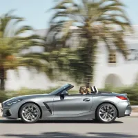Noul Z4 este un roadster premium clasic, cu două locuri, acoperiș amovibil din pânză, un design plin de emoţie şi un interior purist, orientat către conducător.
