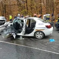 Logan de poliție, făcut terci. Polițistul de la volan a depășit deși din față venea o mașină. / Foto: infotraficromania.ro