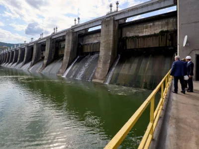 De ce plătesc românii energie scumpă, deși hidrocentralele și reactoarele nucleare o produc la costuri reduse