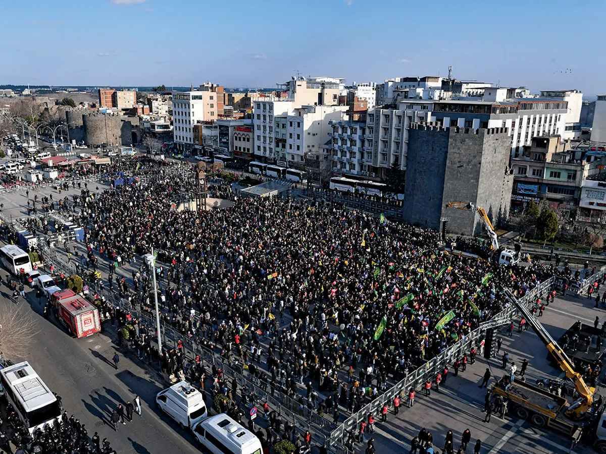 DECLARAȚIE ISTORICĂ Mulțimea reacționează pe 27 februarie la Diyarbakir, Turcia, după ce liderul PKK întemnițat, Abdullah Ocalan, a cerut partidului său să se dezarmeze și să se dizolve