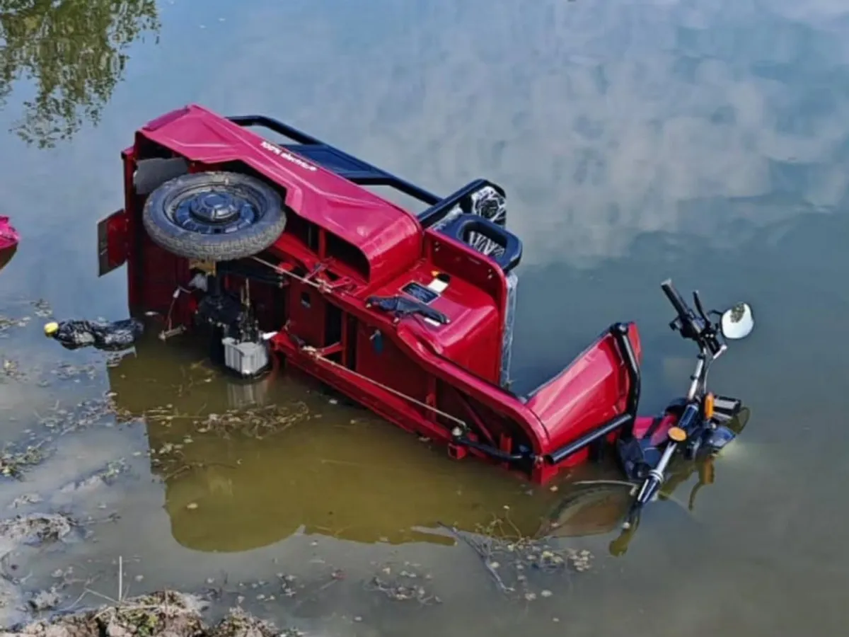 Doi pensionari au căzut cu un triciclu electric într-un canal de irigații plin cu apă și au ajuns la spital - Foto: ISU Giurgiu