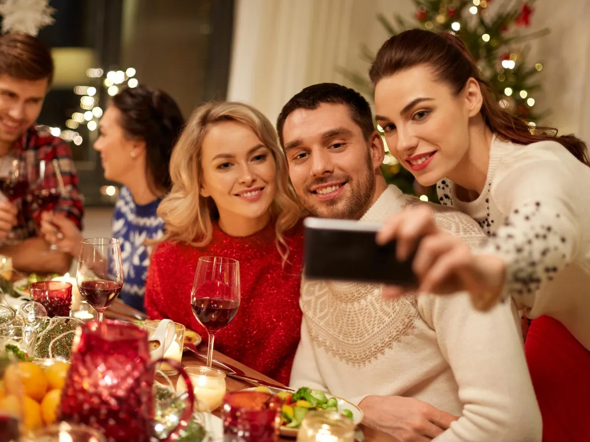 Amendă 1.500 lei dacă faci zgomot de sărbători în apartament. Până la ce oră poți petrece legal?