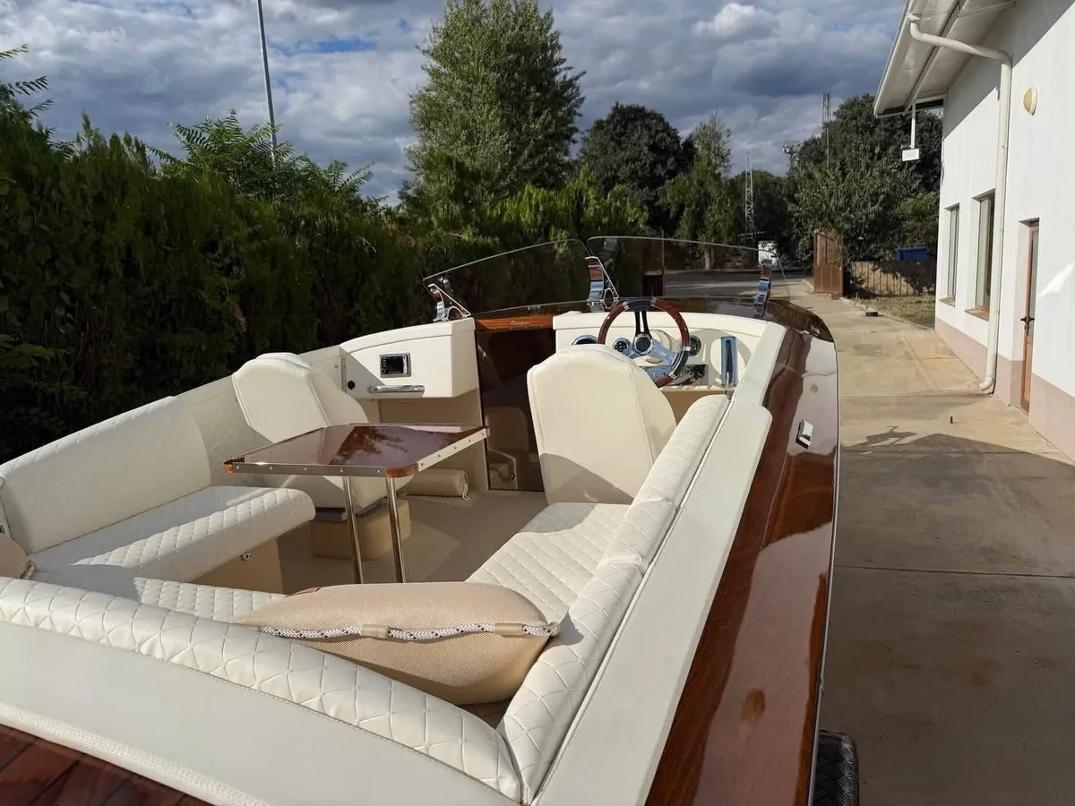 Barcă lux Riviera 900 - Foto: Facebook / Valentin Stoyanov
