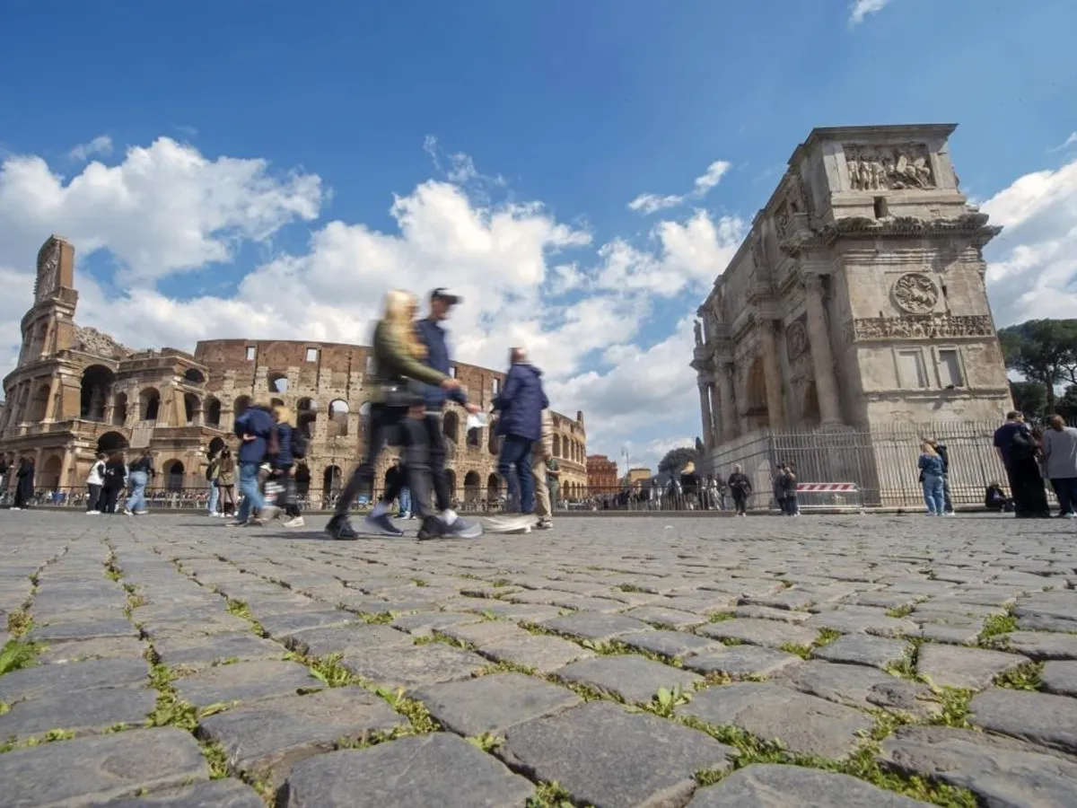 Roma, muzeu fabulos în aer liber. În plan îndepărtat, Colosseumul - Foto: Profimedia Images