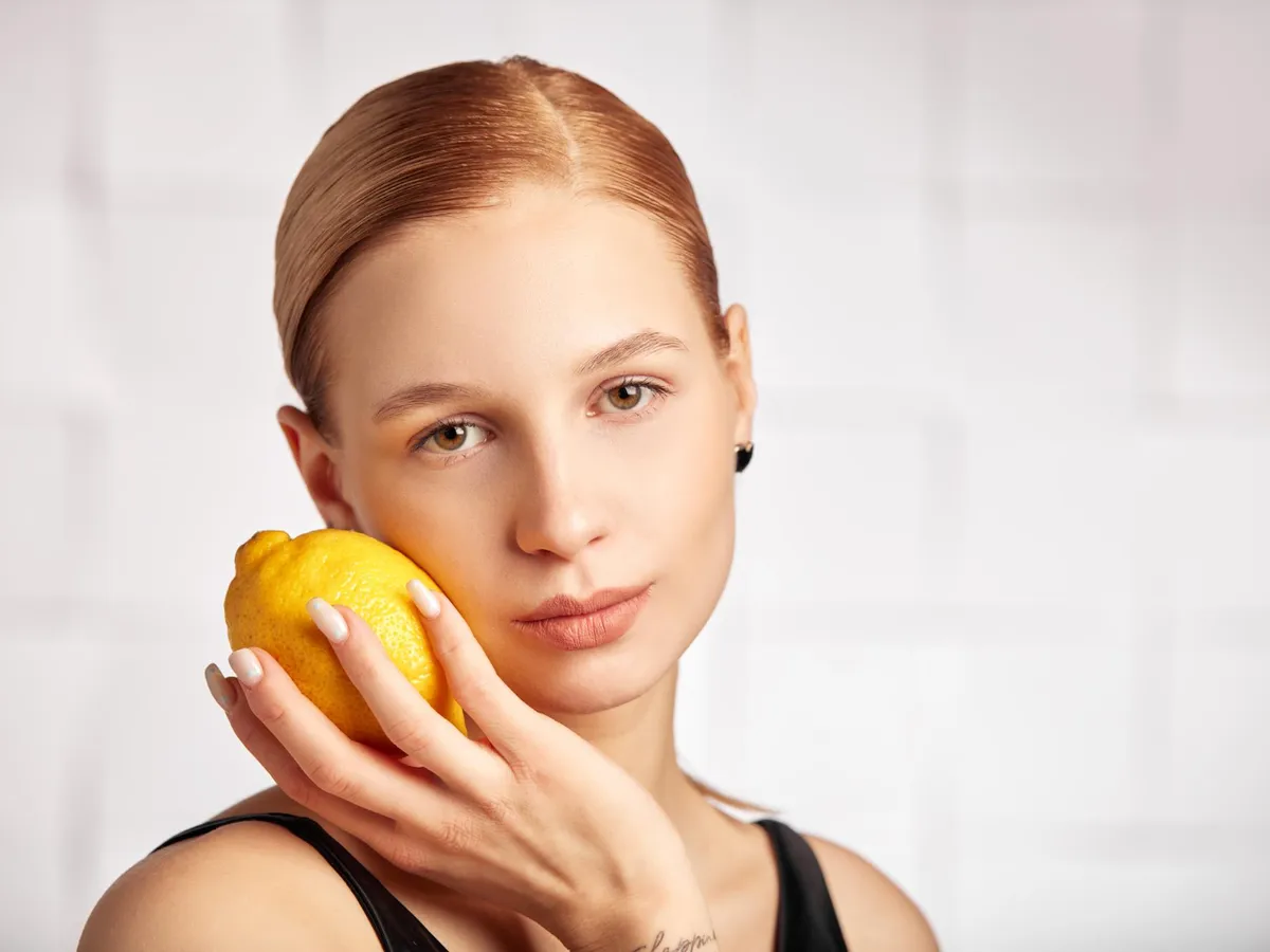 Femeie cu lămâie - Foto: Freepik
