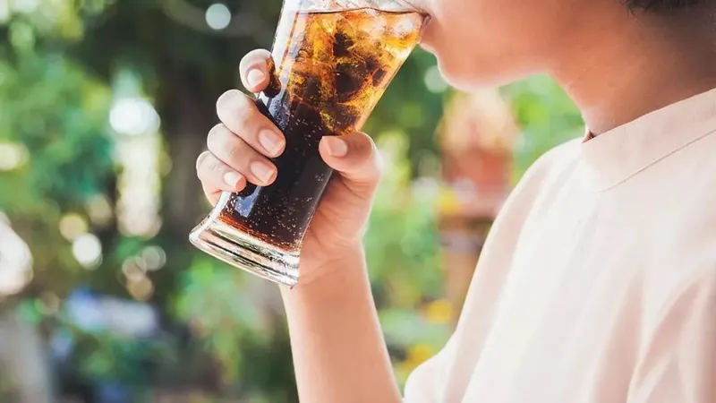 Ce se întâmplă în corp atunci când bei Coca-Cola? Beneficiile neștiute ale „apei cu întuneric” - Foto: Profimedia Images (imagine cu rol ilustrativ)