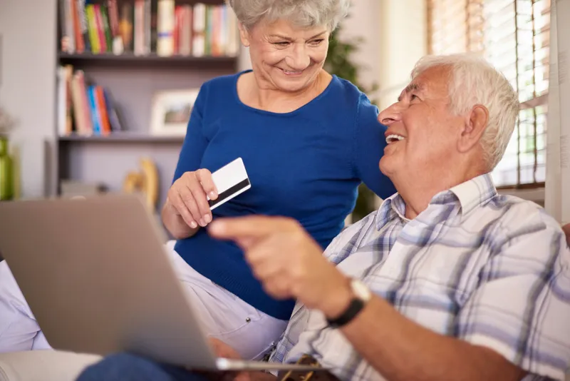 Pensionar cu cardul - Foto: Freepik