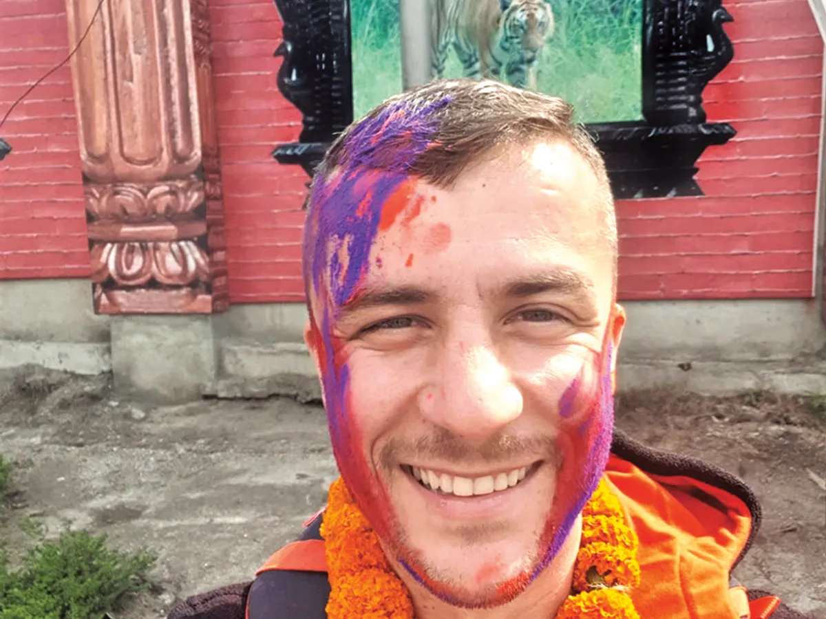 Alexandru Tudose a ajuns la Kathmandu în plin Holi, festivalul culorilor